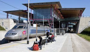 La gare de Valence TGV est située sur le parc d'activités de Rovaltain, à 2h10 de Paris.
