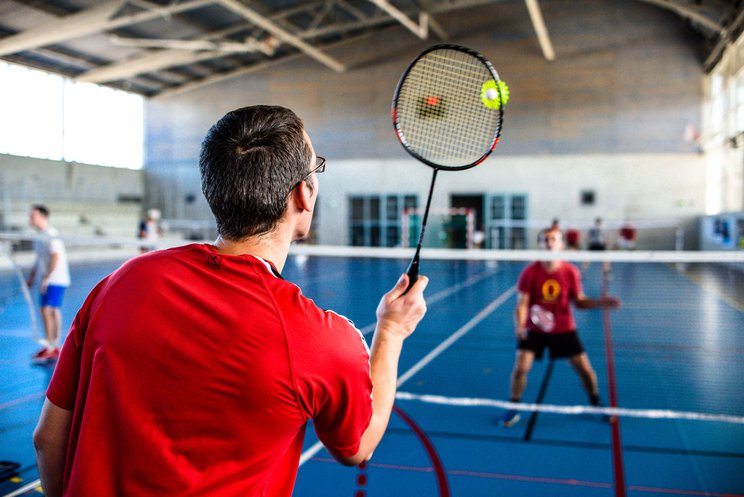 Plusieurs salariés pratiquent le badminton à Rovaltain 