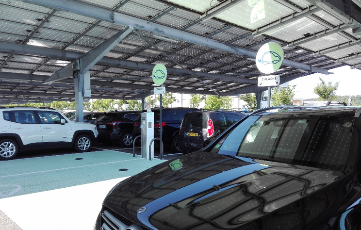 Bornes de rechargement pour voiture électrique, sur le parking de Valence TGV