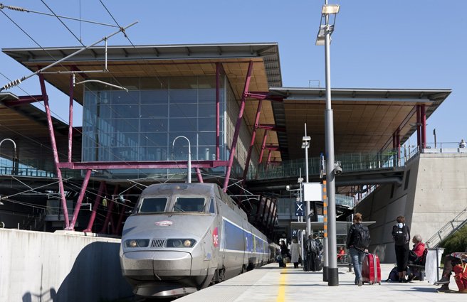 La gare de Valence TGV, située à Rovaltain, permet d'optimiser vos déplacements professionnels avec TGV et TER au coeur du parc d'activités.