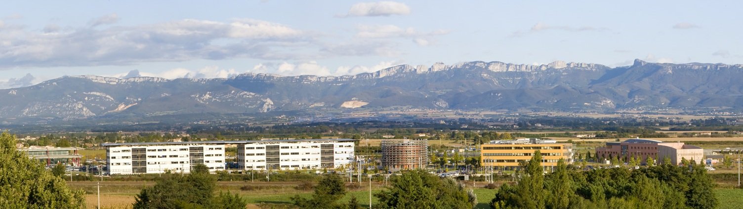 Face au Vercors, le parc technologique de Rovaltain accueille 130 entreprises et 2100 emplois, à 30 minutes au sud de Lyon.