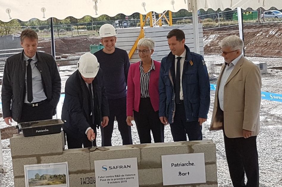 La pose de la première pierre du futur centre R&D de Safran a eu lieu le 9 octobre safran - 1ere pierre.jpg